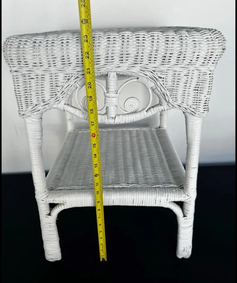 Mesa auxiliar vintage de mimbre blanco Foto 3 de 4