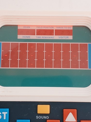 Juego de fútbol electrónico portátil Mattel vintage clásico versión blanca probado - Imagen 3 de 8