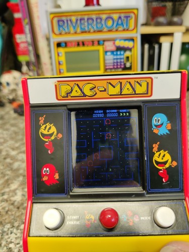 Pac-Man Handheld 2019 Retro Mini Arcade Classic Game Machine Bandai Namco - Picture 9 of 9