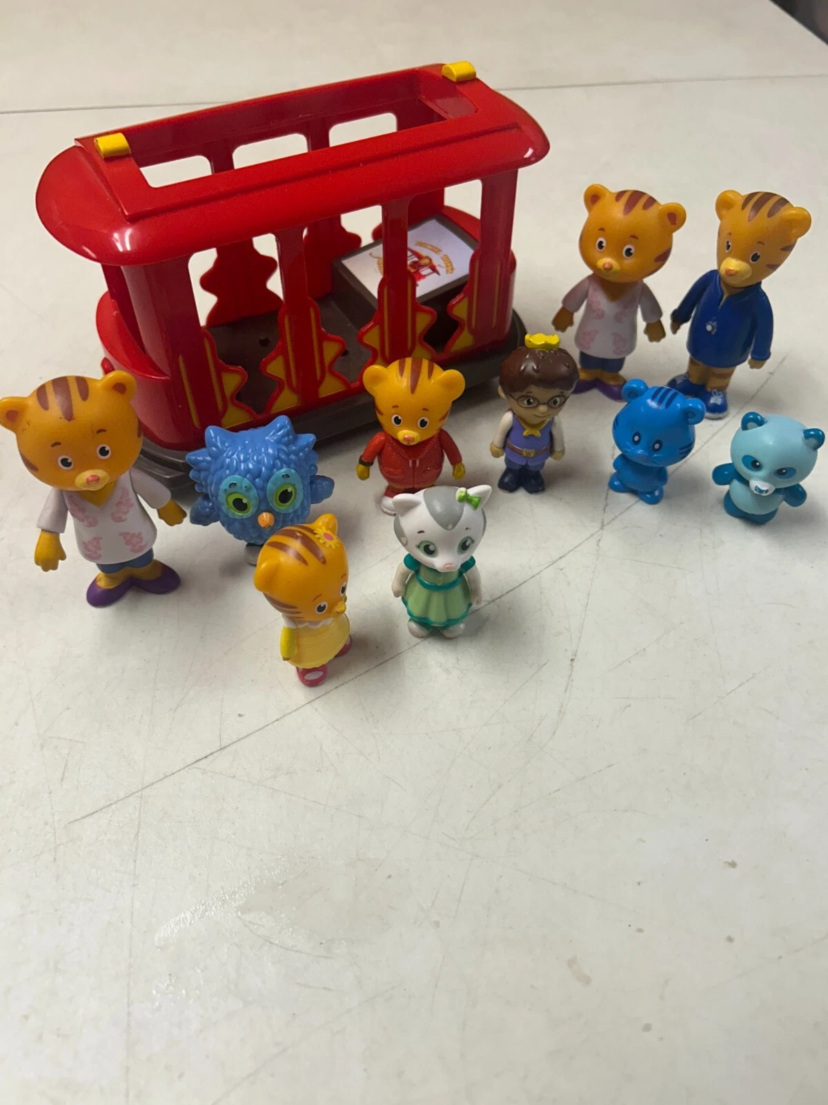  carro carrinho de passeio daniel tiger's neighborhood pull back & go carregado com figuras 
