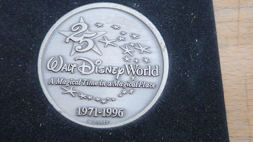 Walt Disney World 25th Anniversary Medallion / Coin 1971 - 1996 - Picture 4 of 4