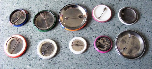 10 VINTAGE METALL ANSTECKNADELN 80ER JAHRE WERBUNG - Bild 2 von 2