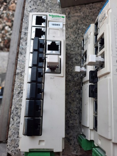 Piasta Modbus Schneider LU9GC3, 10 portów RJ45, mocowanie na szynę DIN, seria TeSys U - Zdjęcie 2 z 3