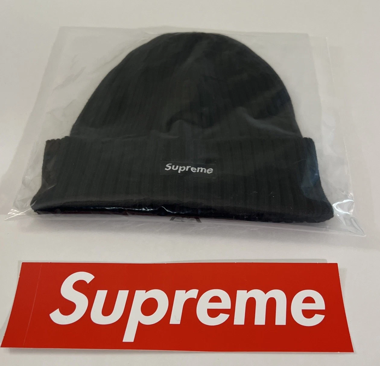 BONNET SUPERTEINT NOIR OS SS25 NEUF (100% AUTHENTIQUE) & AUTOCOLLANT BOGO 