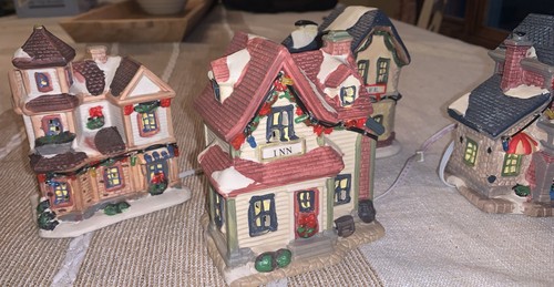 Beleuchtetes Mini Dorf Deko Weihnachten Bäckerei Scheune Cafe Gasthaus Keramik Haus - Bild 2 von 9