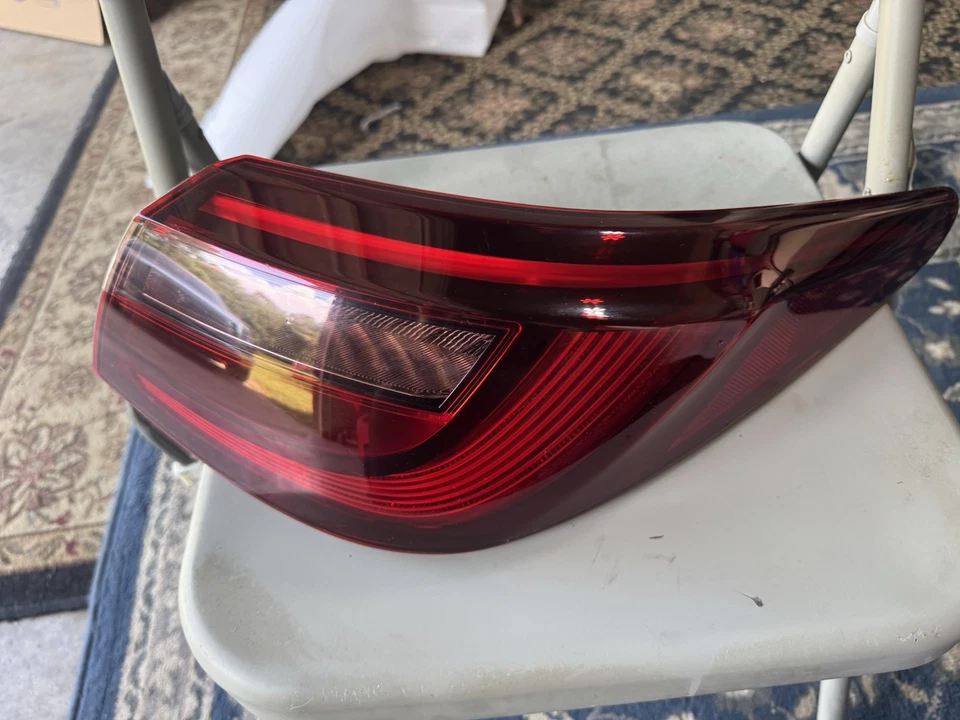 Infiniti Q50 2018-2020 pasajero trasero lado derecho luz trasera interior lámpara OEM Foto 4 de 4