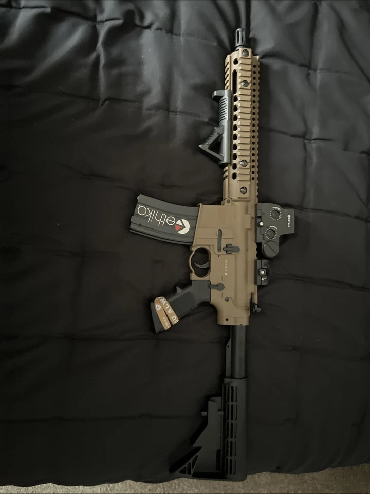 Rifle Crossman Honey Badger bronceado de 4,5 mm y Glock 17 G4 Foto 2 de 4