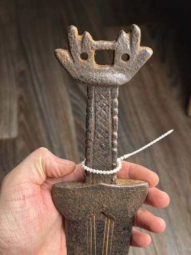 Antigua espada escita Akinak con empuñadura zoomórfica siglos IV - III a.C. - Imagen 13 de 17