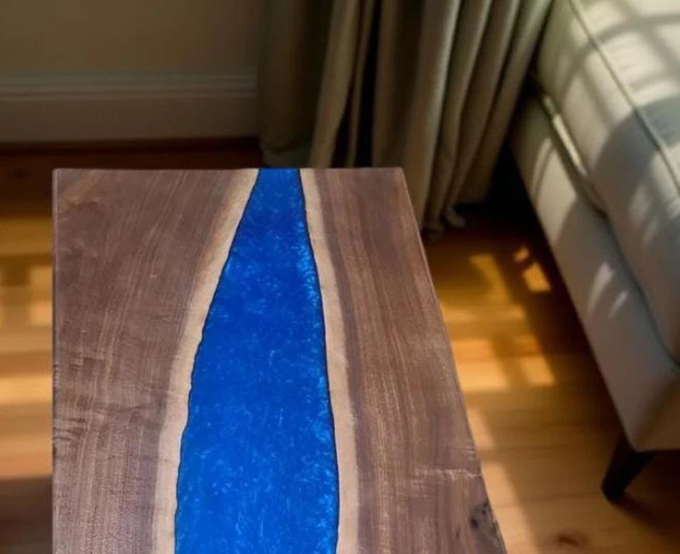Mesa de río hecha a mano de madera y epoxi azul - Mesa de centro de resina de borde vivo - Foto 3 de 4