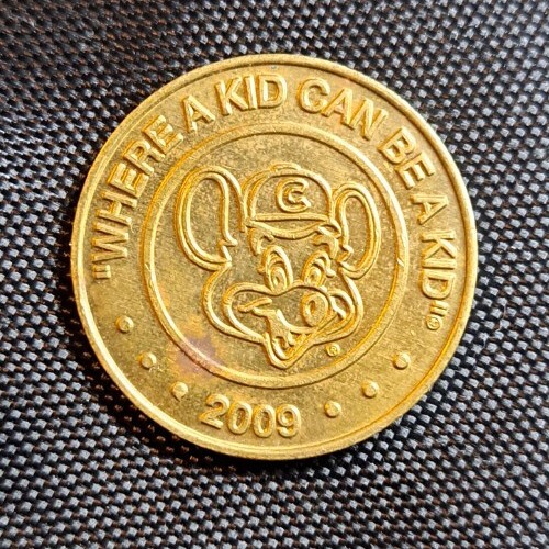 (1 Medaille (zufälliges Jahr) und 5 Spieltickets) Chuck E Cheese Sammlerstück Arcade - Bild 8 von 9