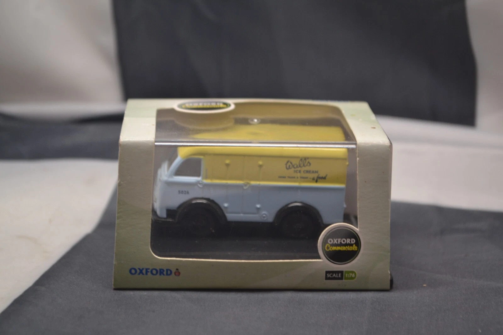 VANS OXFORD AUSTIN K8 FURGONE A TRE VIE WALL'S SCALA 1 76 CALIBRO 00 76AK003