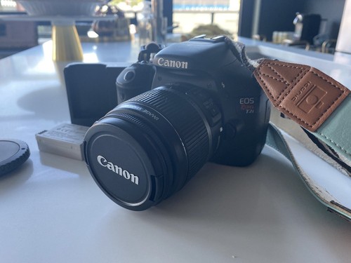 Canon EOS Rebel T2i 550D DSLR Camera with EF-S 18-55mm f/3.5-5.6 IS Lens - Picture 3 of 11