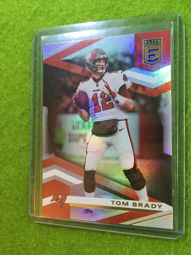 Camiseta con tarjeta refractor Tom Brady Prizm #12 Buccaneers 2020 Panini Elite - Imagen 8 de 12