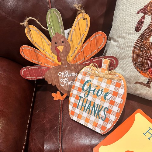 4 piezas Juego de decoración de otoño con almohada de pavo y letreros colgantes - Imagen 3 de 5