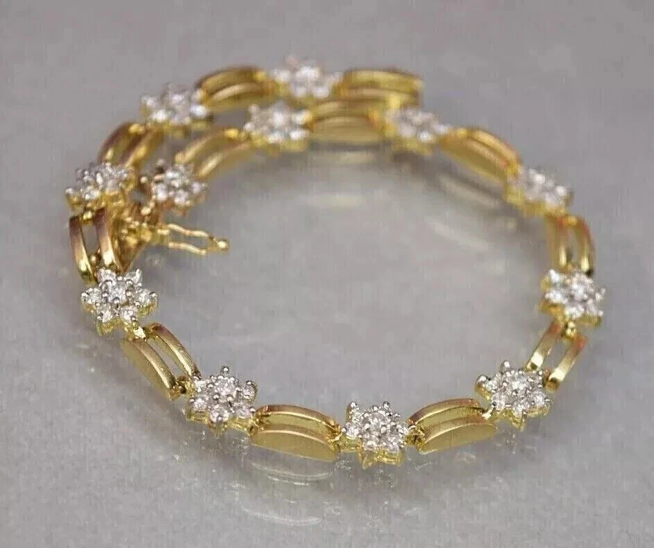 Brazalete de flores de diamantes de corte redondo de 6 quilates creado en laboratorio para ella enchapado en oro amarillo de 14 quilates Foto 4 de 4