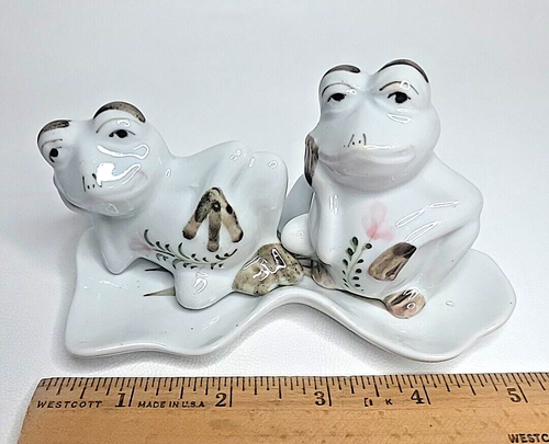 Lovely Anthropomorphic Frogs Lounging on Lily-Pad Salt & Pepper Shaker -Taiwan - Picture 15 of 16