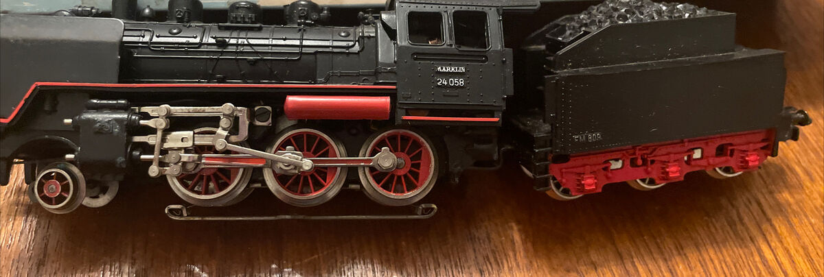 Vintage Marklin 2-6-0 steam locomotive #3003 with original Vintage Marklin 2-6-0 steam locomotive #3003 with original
