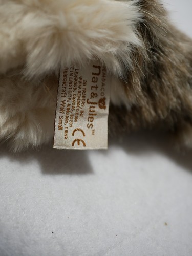 Peluche Demdaco Nat & Jules 9" Wolf Pup Gris y Blanco - Imagen 5 de 5