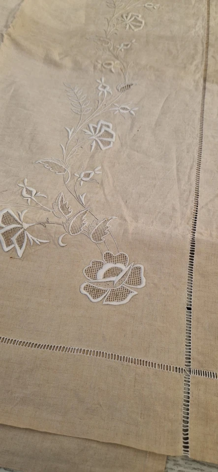 Ancien drap de lin, monogramme brodé MC D, jours, fleurs, écru, 2.40 m x 2.80 m - Photo 3/4