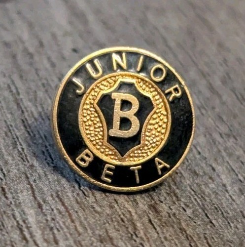 Prendedor de solapa de membresía redondo negro y dorado National Junior Beta Club de colección - Imagen 1 de 4