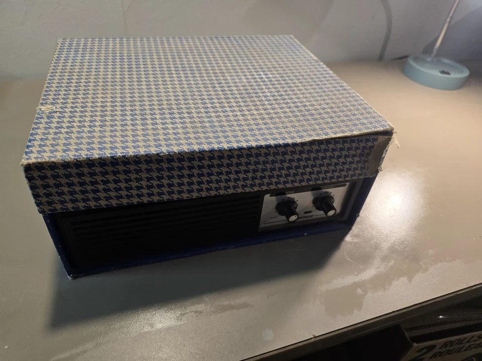 VINTAGE EMERSON BIG-BIG PORTABLE PHONO 3 SPEED RECORD PLAYER - Image 2 of 4