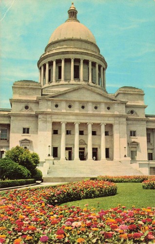Arkansas State Capitol & Garden, Little Rock, Arkansas  Vintage PC 1955 - Afbeelding 1 van 2