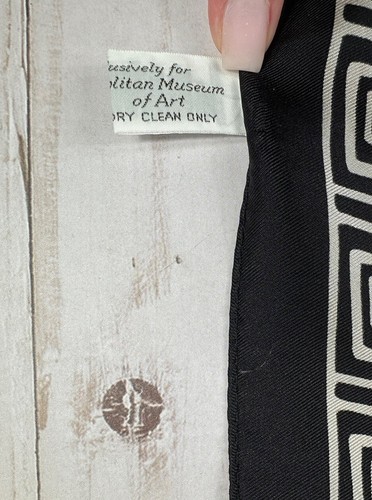 New! Vintage, The Metropolitan Museum of Art 100% Silk Palmette Scarf - Picture 14 of 14