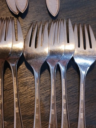 Gorgeous 47-Piece Set Of Wm. Rogers AA IS Silverplate Flatware - Minimal Toning - Picture 15 of 17