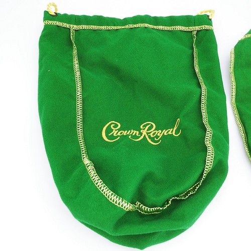 Juego de 2 bolsas con cordón Crown Royal Green para botellas de 750 ml - Imagen 2 de 5