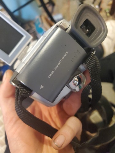 ReadCanon ZR30MC Silver 2.5" LCD Image Stabilization 200x Digital Zoom Camcorder - Picture 5 of 6