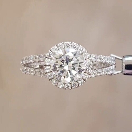 Anillo de compromiso halo vástago dividido de moissanita de corte redondo de 2 quilates enchapado en oro blanco 14 K - Imagen 4 de 8