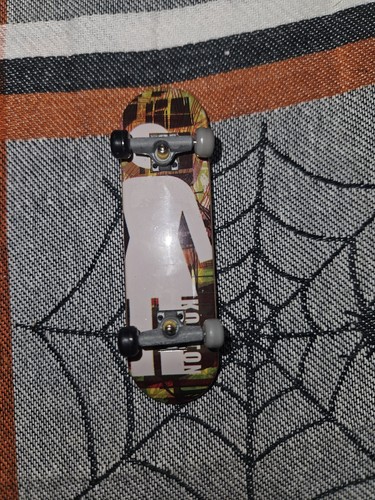 Tech Deck Girl Eric Koston Fingerboard - Imagen 1 de 2