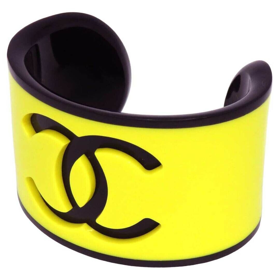 Chanel B23C Coco Mark Yellow Black Plastic Ladies Bracelet Chanel B23C Coco Mark Yellow Black Plastic Ladies Bracelet