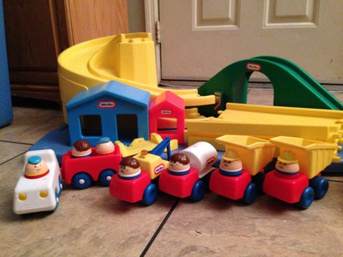 2 Complete Little Tykes Vintage Yellow Car Tracks + trucks, people & houses - Picture 4 of 5