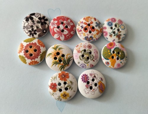 Assorted Floral 15mm Flat 4 Hole Wooden Button (Pack of 10) - Picture 4 of 5