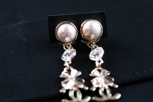Chanel Euro Italy B22 CC Logo Pearl Crystal Earrings Ear Rings Box Mint Unused - Picture 8 of 17