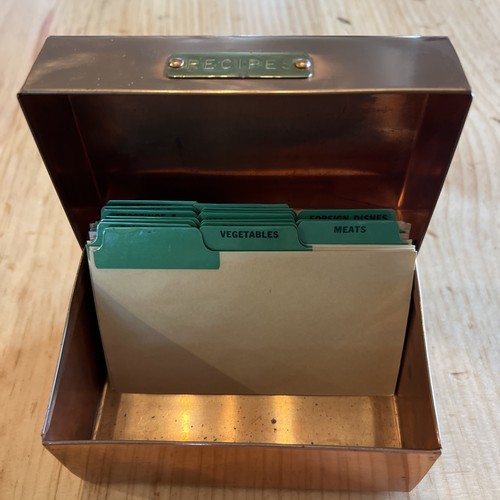 Caja de recetas vintage con bisagras de metal cobre con etiqueta RECETAS de latón 5,5" x 3,25" x 3,5" - Imagen 3 de 9