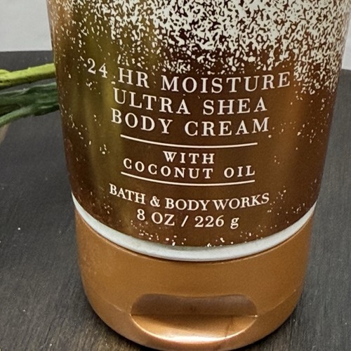 Crema corporal ultra karité hidratante 24 horas Bath & Body Works At The Beah 8 OZ - Imagen 2 de 5