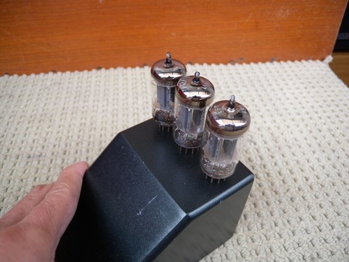 1 PIECE TELFUNKEN 12AX7/ECC83 RIBBED PLATE O GETTER. GREAT WORKED CONDITION. - Picture 2 of 14