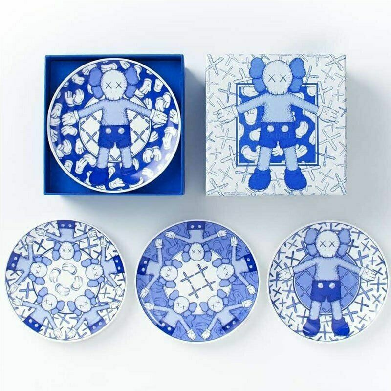 High Quality KAWS HOLIDAY Limited Original Fake Set 4 Ceramic Plate Collection High Quality KAWS HOLIDAY Limited Original Fake Set 4 Ceramic Plate Collection