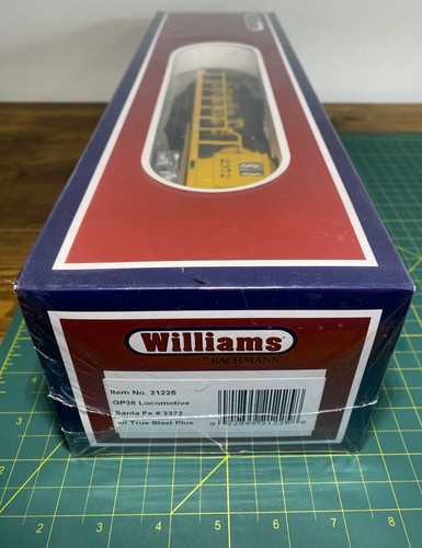 Williams 21225 O Santa Fe EMD GP38 Conventional 3-Rail Diesel Locomotive #2372 - Picture 2 of 5