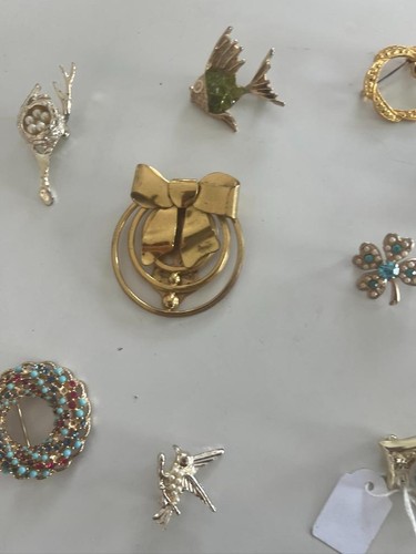 GORGEOUS VINTAGE GOLDTONE BROOCHES.  ALL REDUCED TO $15 EACH - Picture 3 of 11