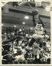 1977 Press Photo New Orleans Basketball Player Rico Weaver - nos31732