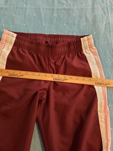 Pantalones Nike para mujer medianos rojos borgoña con rayas rosas atléticos gimnasio entrenamiento - Imagen 4 de 9