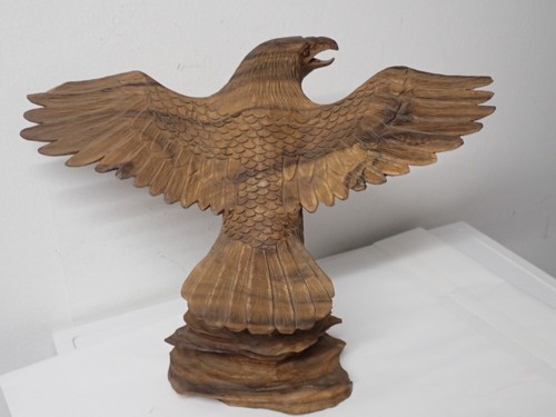 Große alte ausdrucksstarke in Holz fein geschnitzte Adlerfigur mit Glasaugen - Bild 20 von 22