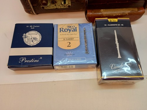 Vintage Richelieu Custom Made Clarinet and Case - Picture 3 of 9