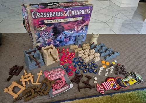 TOMY 1983 CROSSBOWS AND CATAPULTS MASTER BATTLE SET VINTAGE BOX SET BOARD GAME - Picture 1 of 14