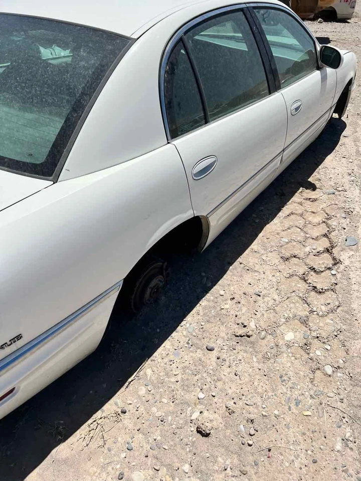 Used Front Right Door Assembly Front fits: 2001 Buick Park avenue metal lock cyl - Image 4 of 4