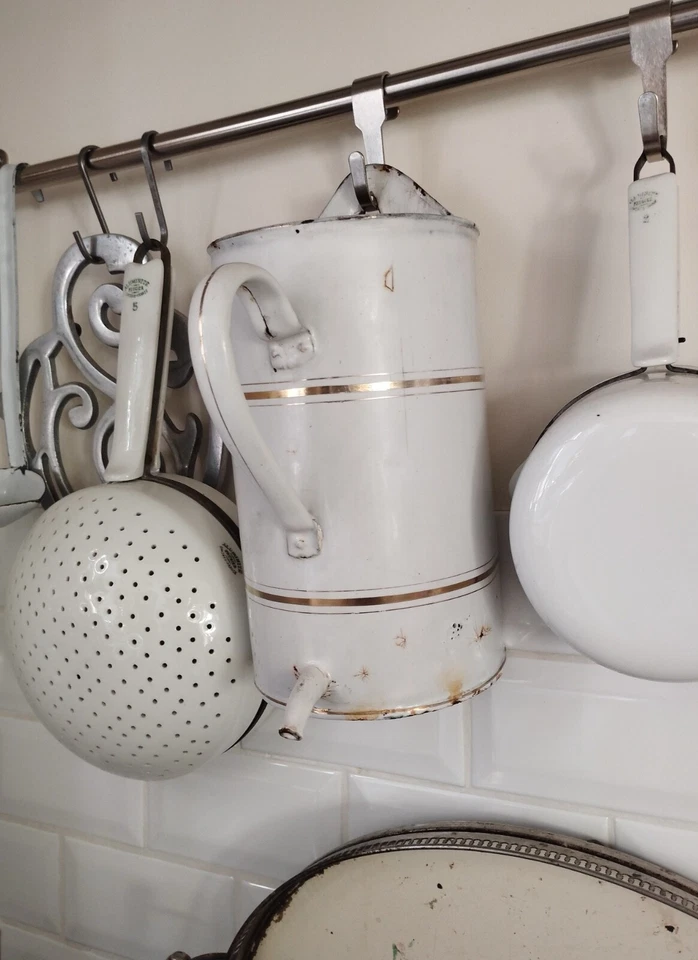 Ancien pot fontaine de lavement en tôle émaillée blanche liseré doré - Photo 2/4