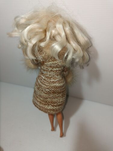 Abrigo Para Barbie Cosido A Mano - Imagen 2 de 6